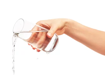 Poster Water dat uit vol drinkglas in de hand van de vrouw stroomt © IntelWond