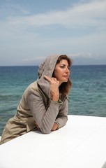 Fototapeta premium Donna sul molo