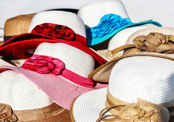 Weiße Sommerhüte bunt dekoriert