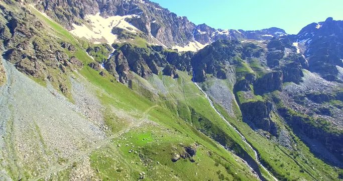 Aerial 4k - Valmalenco (IT) - Sorvolo dall'Alpe d' Entova verso lo Scerscen