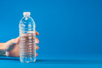 水の入っているペットボトル