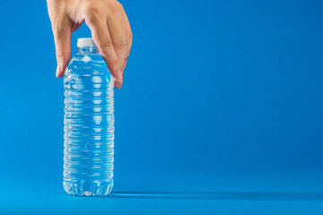 水の入っているペットボトル