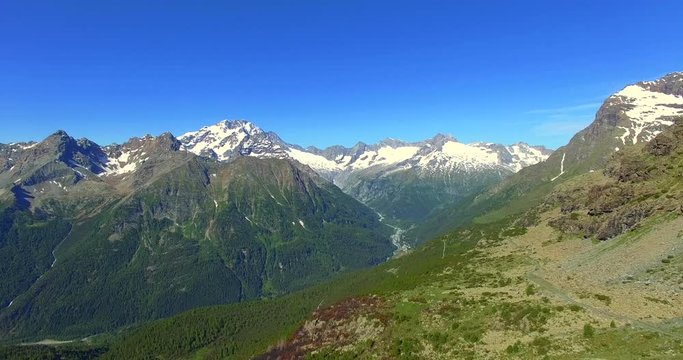Aerial 4k - Valmalenco (IT) - Sorvolo dall'Alpe d' Entova verso Chiareggio