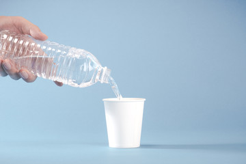 紙コップと水