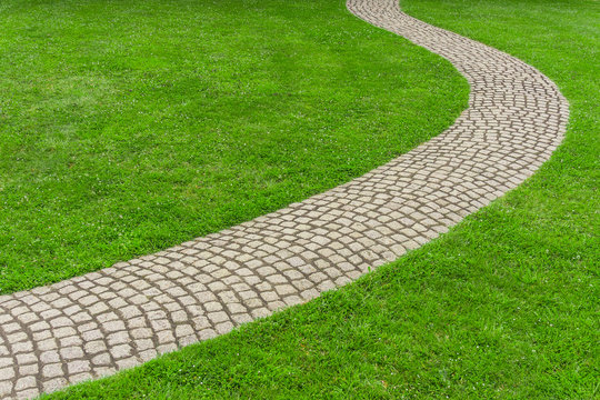 Rasen mit gepflastertem Gartenweg - Lawn with paved garden path