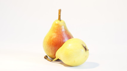 Желтая и красная груши изолированы на белом фоне