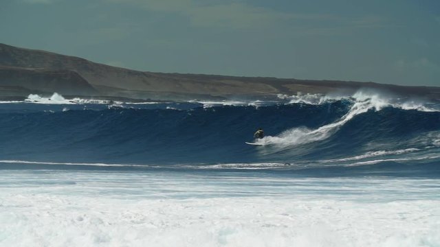 perfekte Welle zum Surfen mit Surfer und blauem Wasser mit Schaumkrone
