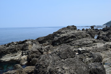 庄内海岸の岩場風景 ／ 奇岩怪石の磯が続く、山形県庄内海岸の岩場風景を撮影した写真です。