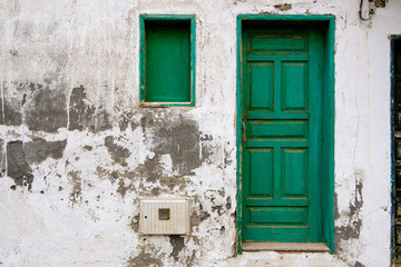 porte fenêtre façade mur blanc vieux abimé restauration entre