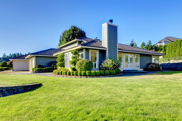 Obraz premium Nice curb appeal of modern blue house with well kept lawn