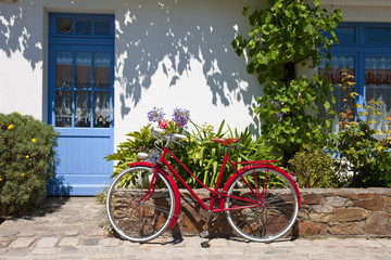 Fototapeta na wymiar Rue de Noirmoutier à vélo