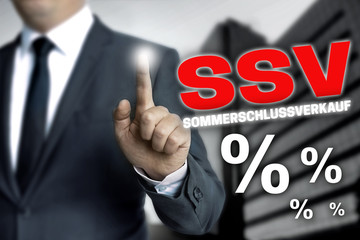 ssv sommerschlussverkauf touchscreen wird von geschäftsmann bed