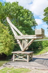 Arçais. Ancienne grue de bois pour levage des troncs d'arbre, monument historique, Deux Sèvres,...