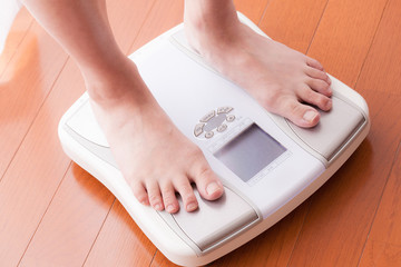 体重計に乗る女性、ダイエット、美容