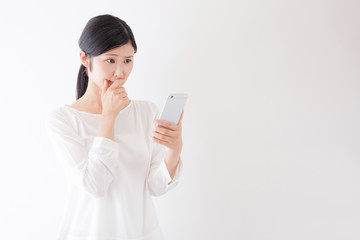 スマートフォンを操作する女性、拡張現実、ar、笑顔、驚き