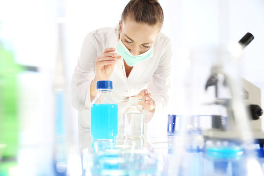 Chemik . Chemik pracuje w laboratorium 
