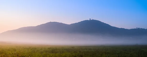 Selbstklebende Fototapete Hügel Ferne Hügel an nebligen Morgen