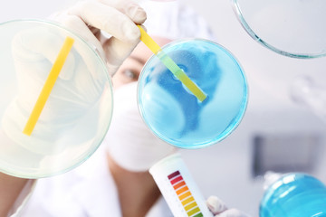 Chemik bada w laboratorium próbkę zanieczyszczonej wody