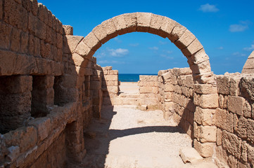 Cesarea Marittima, Israele: un arco di pietra tra le rovine del parco archeologico nazionale di Cesarea il 2 settembre 2015