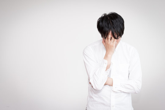 落ち込む男性