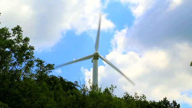 Wind power generator with rotating blades