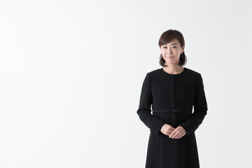 礼服のミドル女性・白バック
