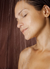 Naklejka premium girls face in the shower