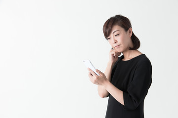 Fototapeta premium 礼服のミドル女性・白バック