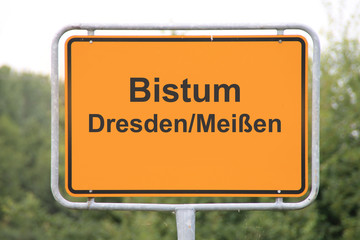 Ein Schild Bistum Dresden-Mei&szlig;en