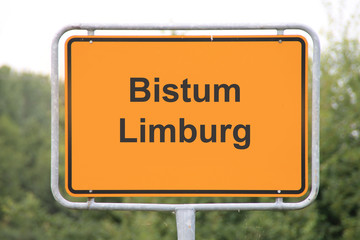 Ein Schild Bistum Limburg