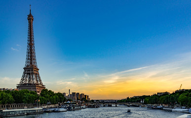 Fototapeta na wymiar Parisian sunset
