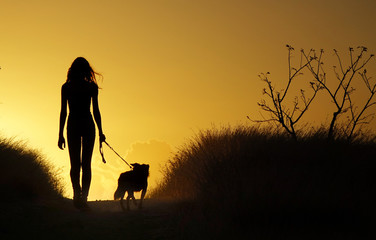 Jeune fille avec son chien.