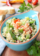 frischer Cous Cous Salat, kuskus mit Frühlingszwiebeln, Tomaten Petersilie und Chili