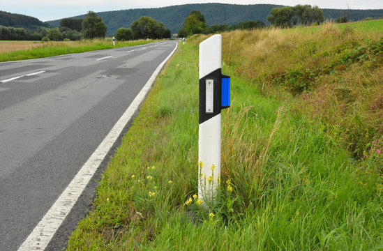 Leitpfosten und Wildreflektor