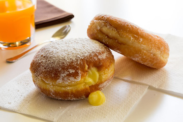 Ciambella e kraphen alla crema con succo di frutta