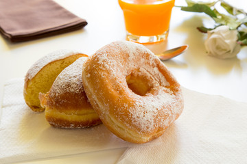 Ciambella e kraphen alla crema con succo di frutta