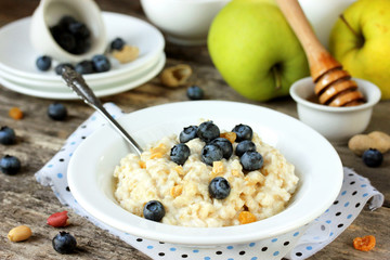 Delicious and healthy breakfast of oatmeal with fresh berries