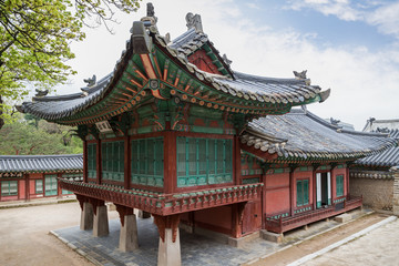 Obraz premium Ornate building at Seongjeonggak (Crown Prince's Study) at the Changdeokgung Palace in Seoul, South Korea.