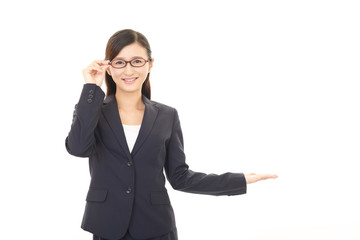 案内するビジネスウーマン