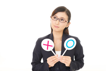 悩む女性
