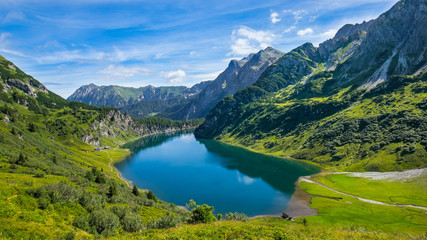 Fototapeta na wymiar Tappenkarsee, Salzburger Land, Österreich an einem sonnigen Tag