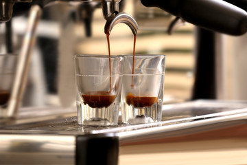 Automatic coffee machine preparing espresso