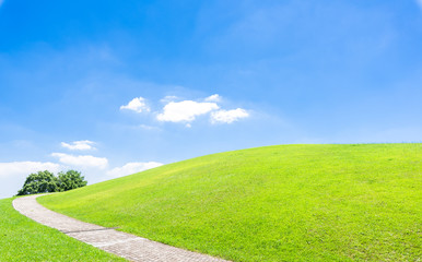 青空と緑の丘