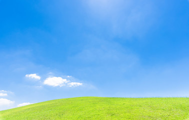 青空と緑の丘