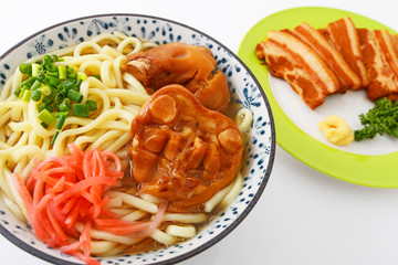 沖縄伝統の豚足テビチそば