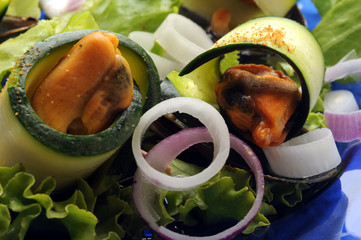 Rolls of zucchini and mussels Involtini di zucchine e cozze Rollos de calabacín y mejillones Bułki z cukinią i małże Cuộn zucchini và trai 西葫芦和贻贝卷 Rollen von rouleaux de und muscheln Cucina italiana  © Comugnero Silvana