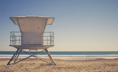 Crédence de cuisine en verre imprimé Plage et mer Vintage California Life Guard Station - California beach with life guard tower 