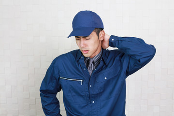 疲れた表情の作業員