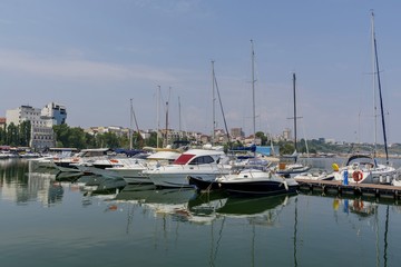 Fototapeta na wymiar Small yachts moored in the Tomis harbor