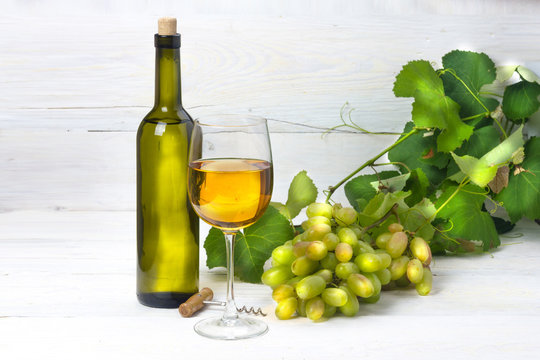 glass of white wine with grapes